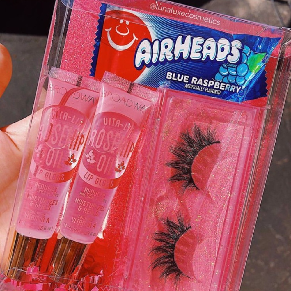 New Customm lash and lipgloss kit 💕 !